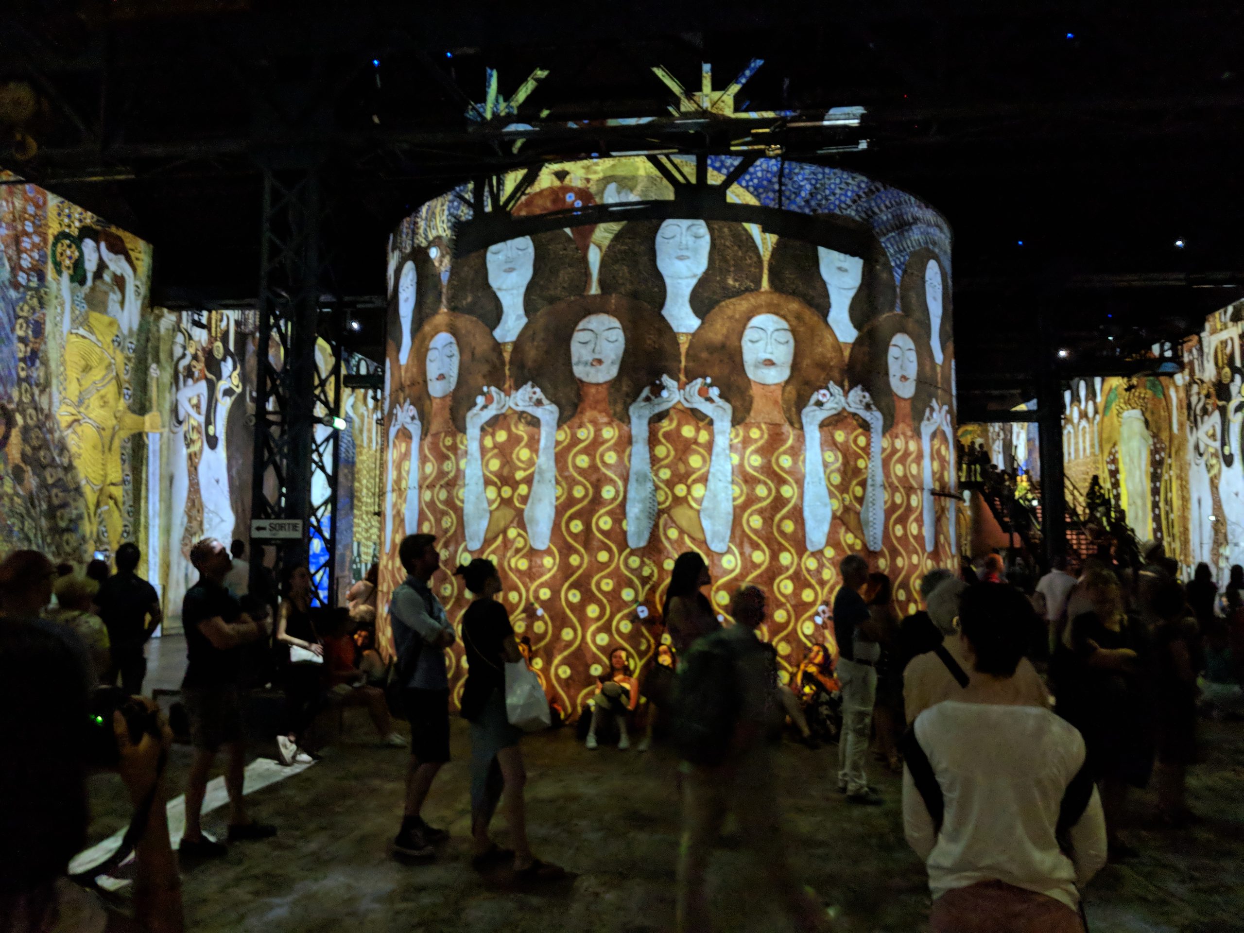 Lumens sur : L'Atelier des Lumières - mapping vidéo et motion design