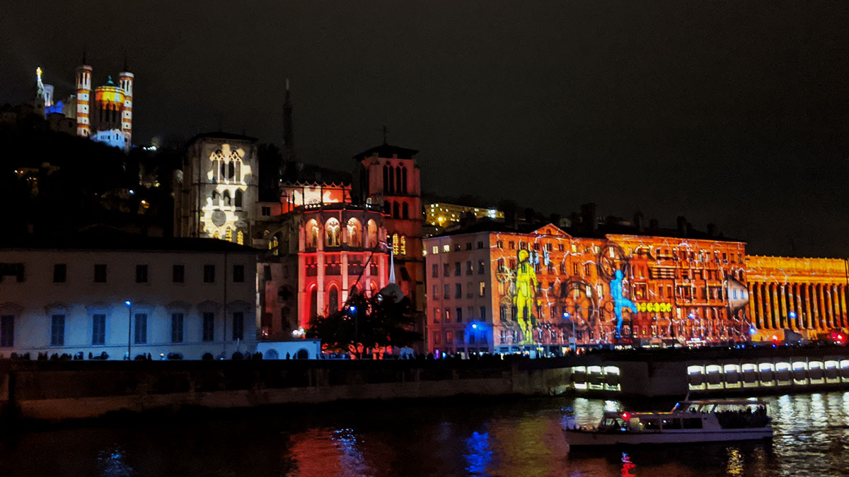 Fete-des-lumieres-de-Lyon-colline fourviere