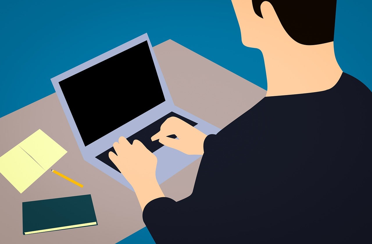 Homme qui blogge sur son ordinateur
